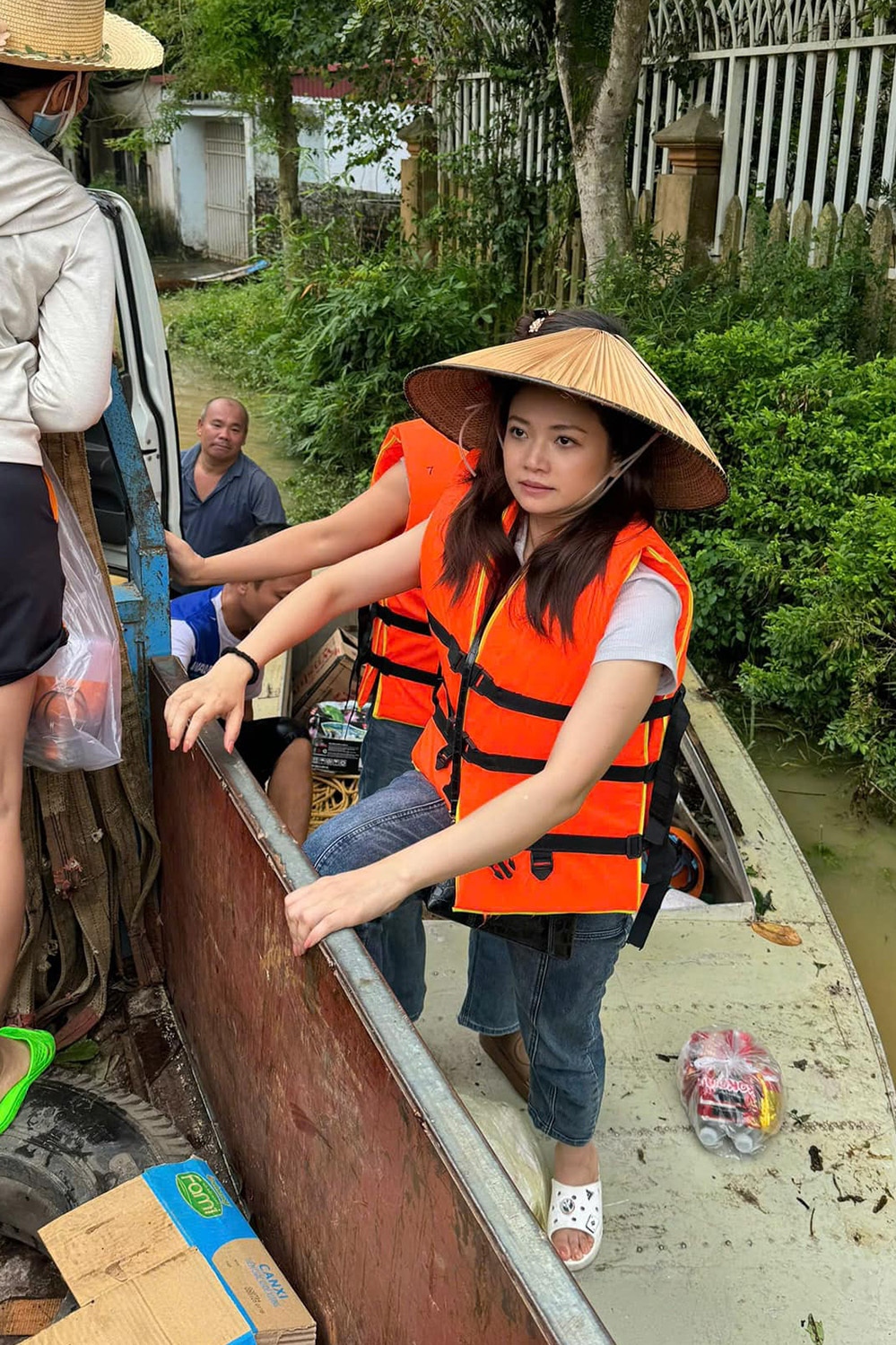 Về quê Thái Nguyên từ trưa 10/9, NSƯT Kiều Anh cùng bạn bè và người thân tập kết nhu yếu phẩm như mì tôm, sữa, nước... rồi phân chia thành từng suất, mang đến các khu vực bị cô lập, người dân chịu đói chịu khát suốt mấy ngày vì không thể ra ngoài.