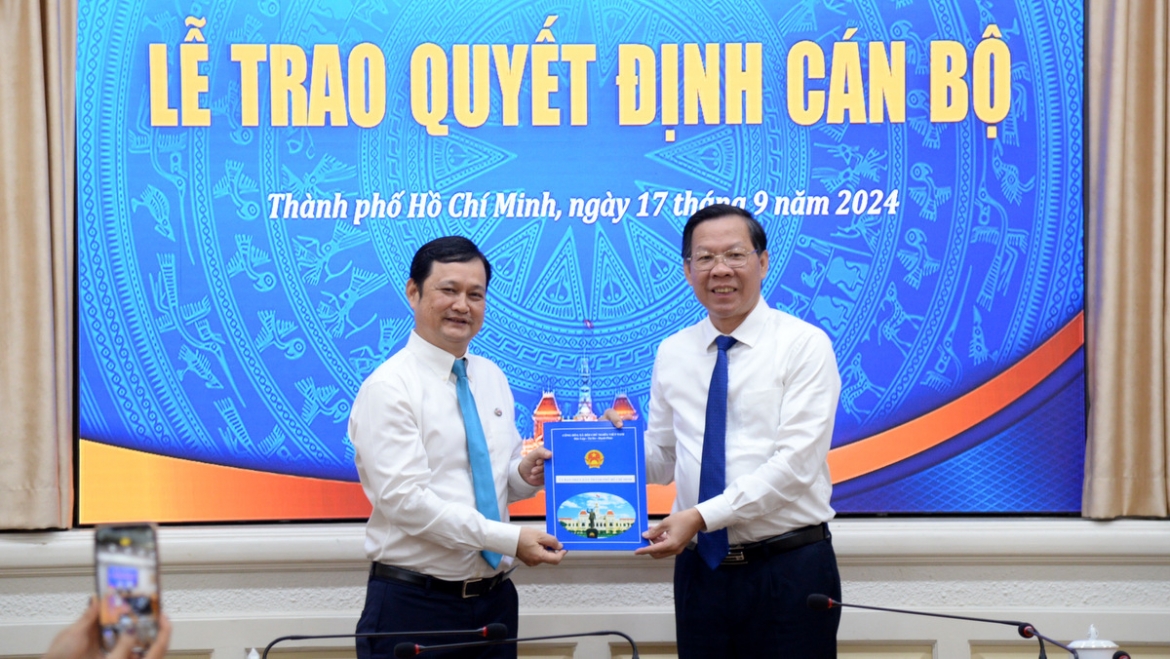 Chủ tịch UBND TP.HCM Phan Văn Mãi trao quyết định cho ông Kiều Nam Thành (Ảnh: N.N)