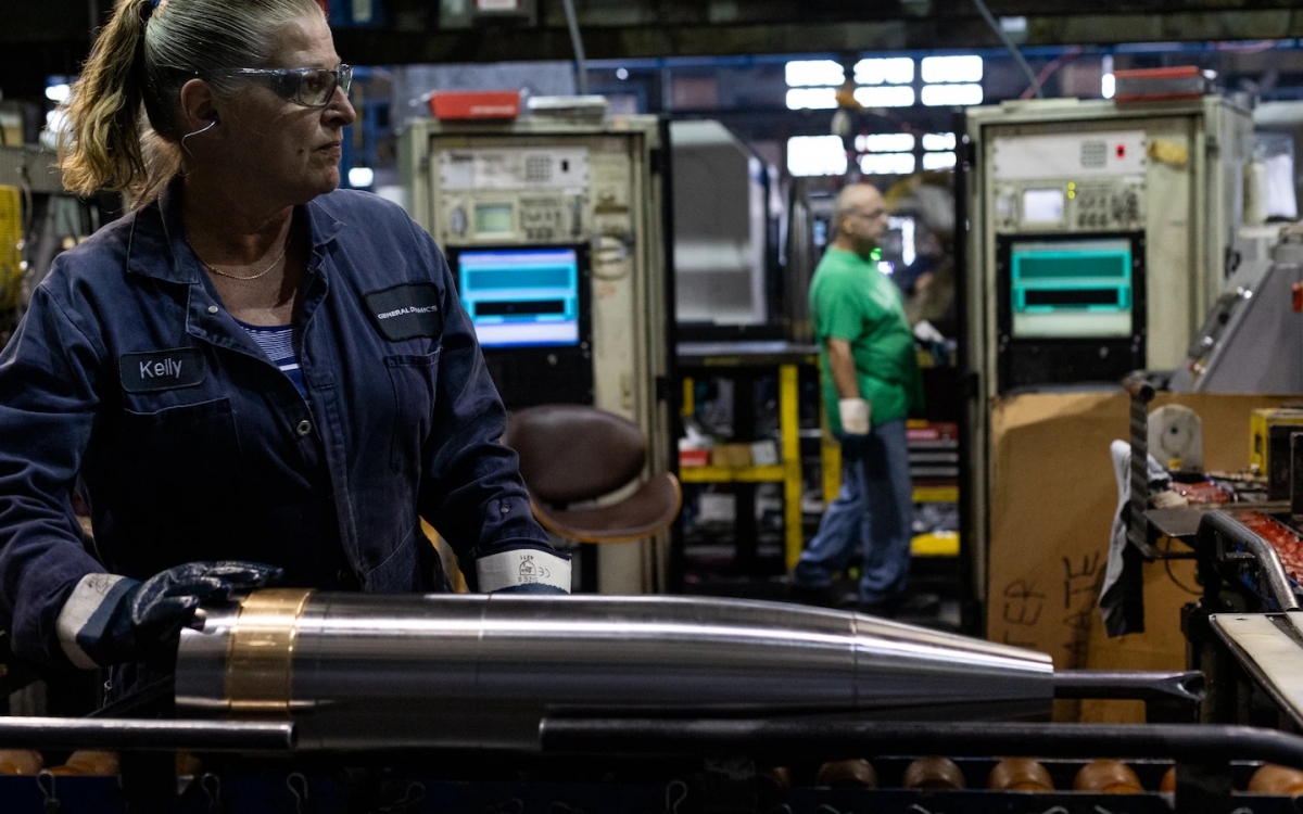 Công nhân hãng General Dynamics trong xưởng sản xuất đạn pháo. Ảnh: Washington Post.
