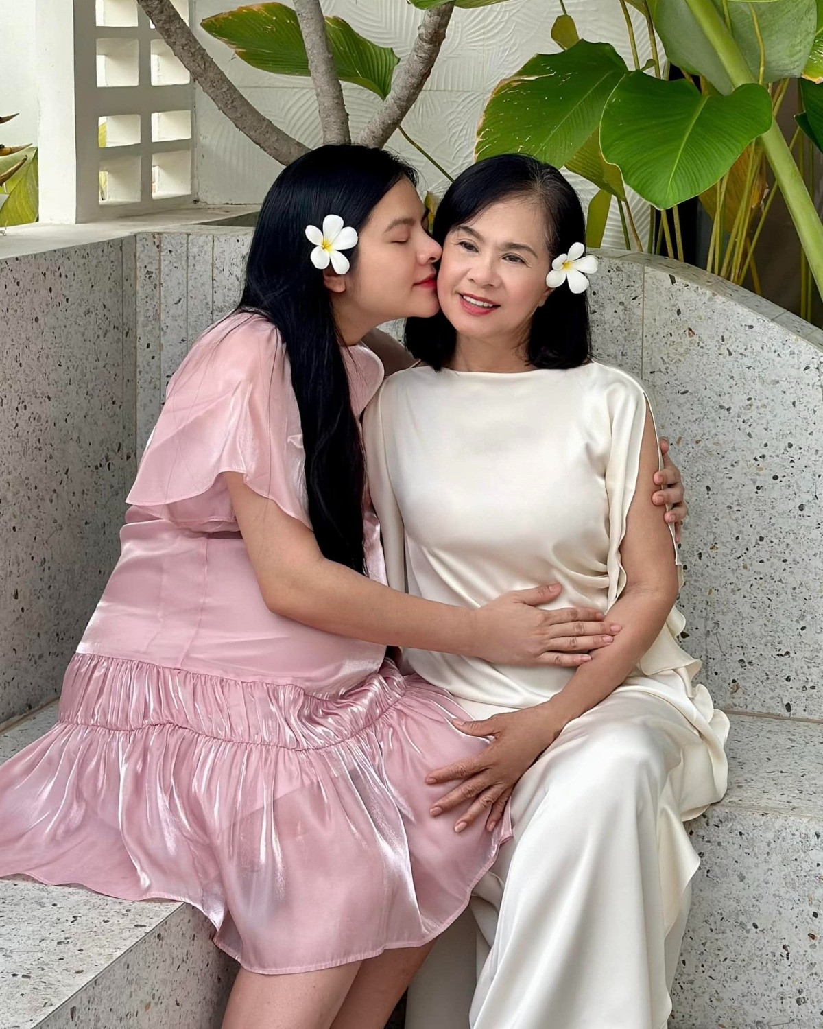 Vân Trang khoe mẹ đẻ có phong cách trẻ trung tuổi 60. "Mẹ là tài sản quý giá nhất cuộc đời mà tôi có được, và cũng là một trong những lý do khiến tôi muốn có thêm em bé Giáp Thìn", cô viết.