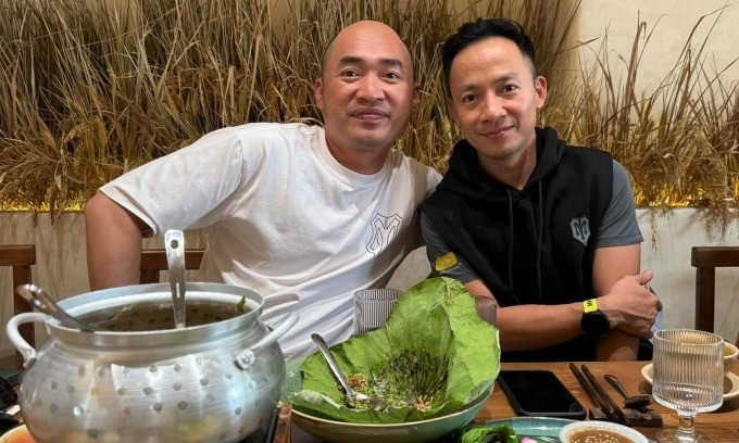 Tiến Luật kể ngày đầu vào nhà chung, anh và Tiến Đạt không trò chuyện nhiều. Tới khi được chọn thành viên nhóm, anh bắt gặp nụ cười tươi từ Tiến Đạt nên mời đàn anh vào nhóm.