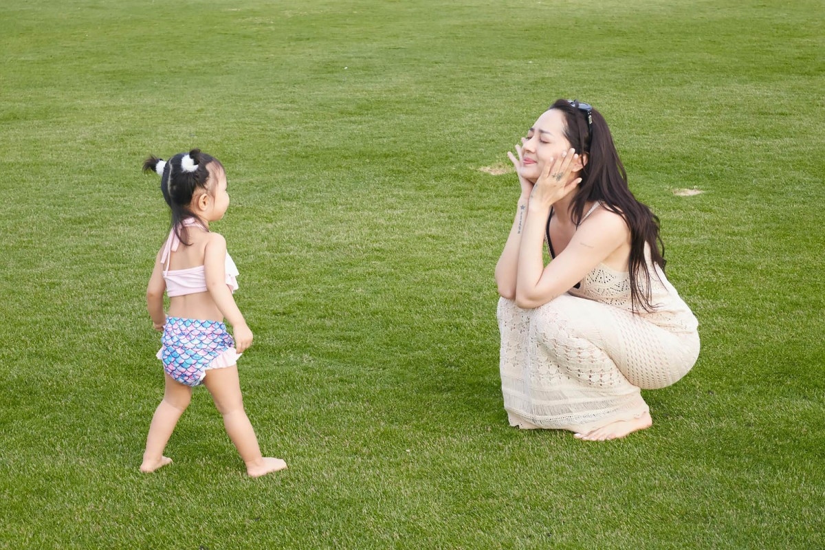 Ca sĩ Bảo Anh vui đùa bên con gái Misumi trong chuyến nghỉ dưỡng cùng gia đình.