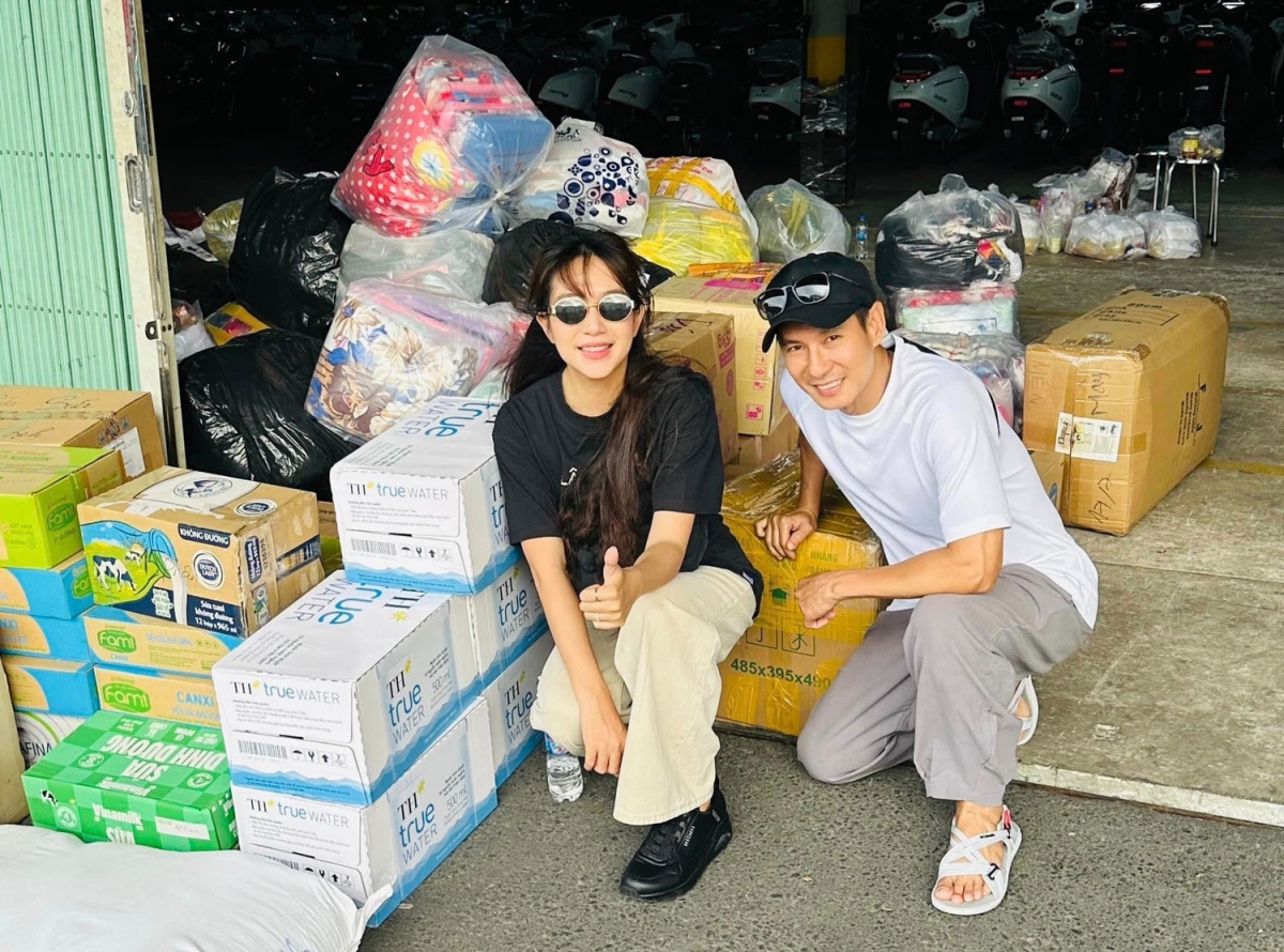 Ca sĩ Lý Hải và vợ đưa những chuyến hàng cứu trợ tới đồng bào gặp thiên tai bão lũ.