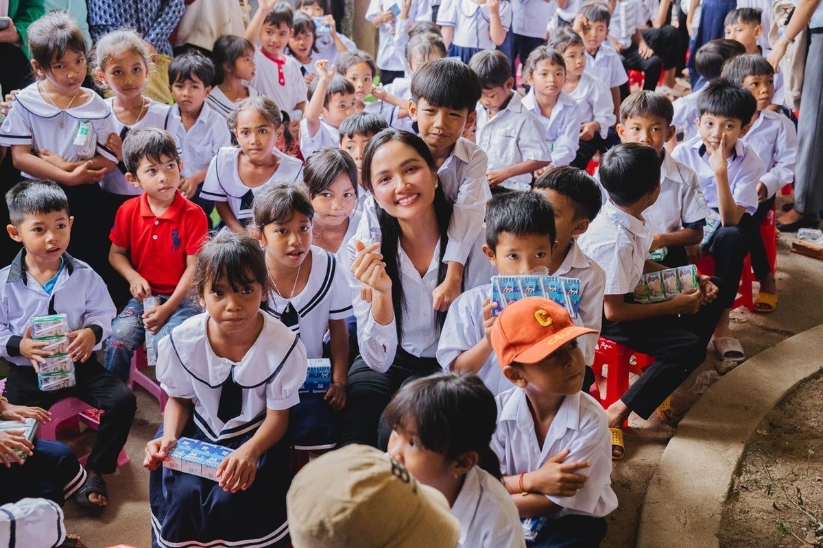 H'Hen Niê trao tặng hai thư viện thân thiện xây dựng theo mô hình Room to Read tại Ninh Thuận.