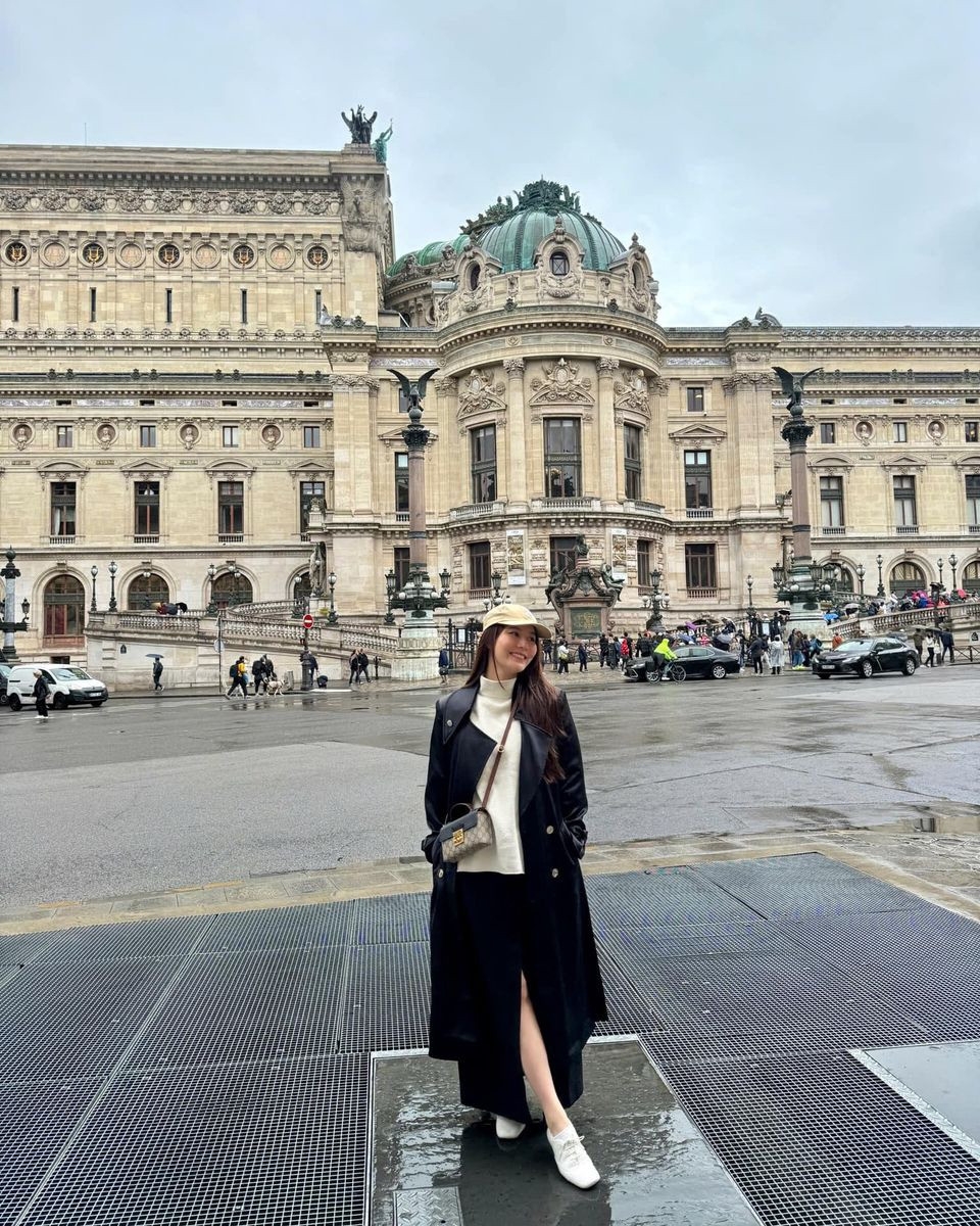 Diễm My 9X mặc đồ suông rộng dạo phố Paris. Gần đây người đẹp được cho có bầu vì thường xuyên mặc đồ giấu vòng hai.