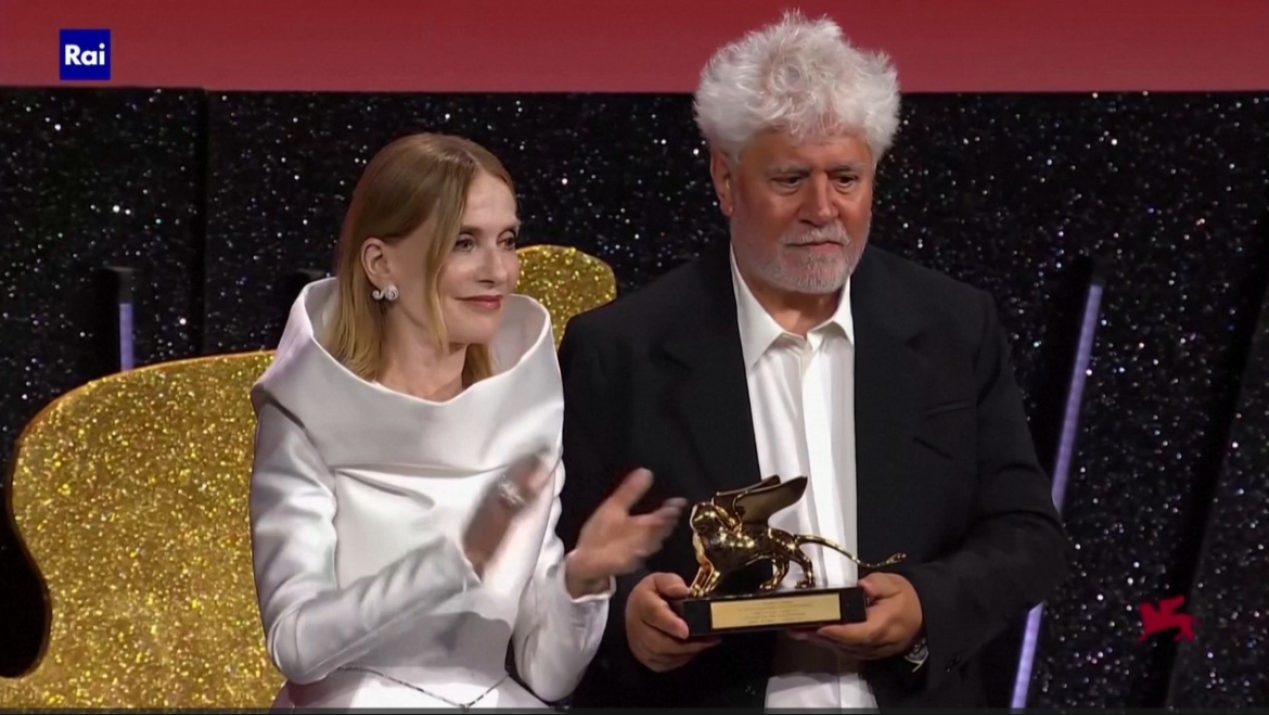 Đạo diễn Pedro Almodovar đã chiến thắng giải Sư tử vàng danh giá tại Liên hoan phim Venice lần thứ 81