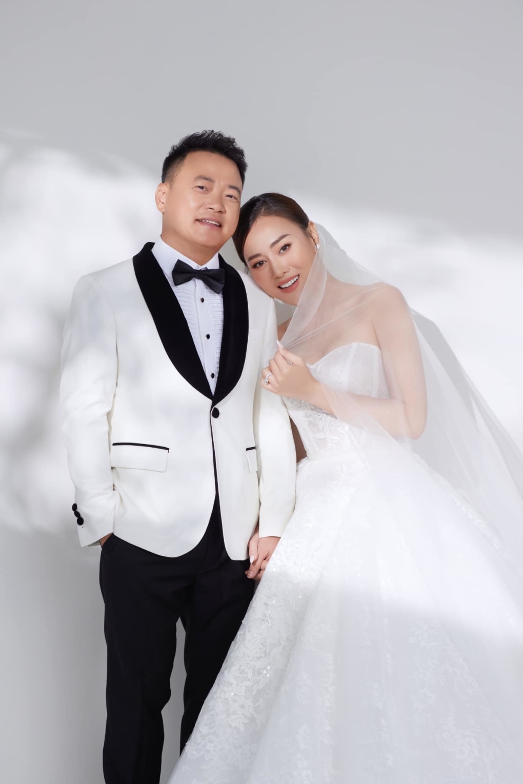 Phương Oanh cho biết chồng cô đã chuyển số tiền 500 triệu đồng vào số tài khoản của UBMTTQ vào tối 10/9. “Không hiểu từ đâu có thông tin vợ chồng tôi vội vàng đi chuyển tiền khi không có tên trong sao kê. Tôi rất buồn khi làm việc thiện mà vẫn bị thị phi. Gia đình tôi đều mong hiểu lầm khép lại”, Phương Oanh nói.