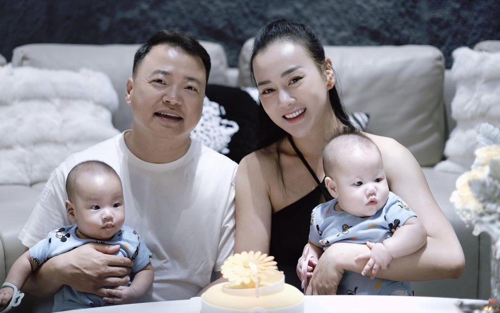 Sao Việt 24/9: Diễn viên Phương Oanh đón sinh nhật giản dị bên chồng và hai con Jimmy - Jenny trong ngày tròn 35 tuổi. "Sinh nhật năm ngoái là ngày mẹ nhận được xét nghiệm thông báo thành công đậu song thai. Sinh nhật năm nay đã được ôm hai cục yêu trong lòng. Và cũng từ đây mẹ không còn thích quà sinh nhật nữa vì các con chính là món quà tuyệt vời nhất đời của mẹ", Phương Oanh chia sẻ.