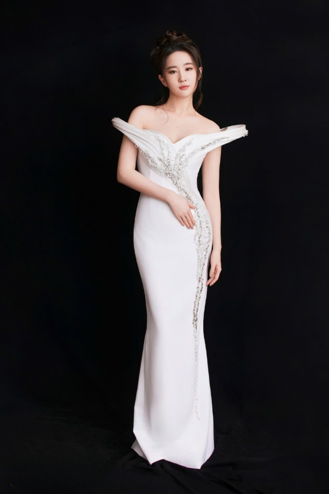 Thậm chí, cô nàng còn có thái độ "thách thức" khi liên tục diện nhiều bộ cánh hở vai đến những sự kiện quan trọng của làng giải trí. 