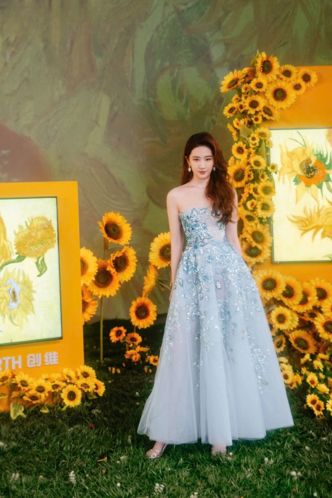 Từ trước đến nay, bờ vai của Lưu Diệc Phi được đánh giá là vai xuôi, đầy đặn không thích hợp để diện những trang phục có hở vai vì dễ tạo cảm giác tròn trịa, thiếu cân đối. Song, nữ diễn viên sinh năm 1987 chưa từng để tâm đến lời dư luận. 