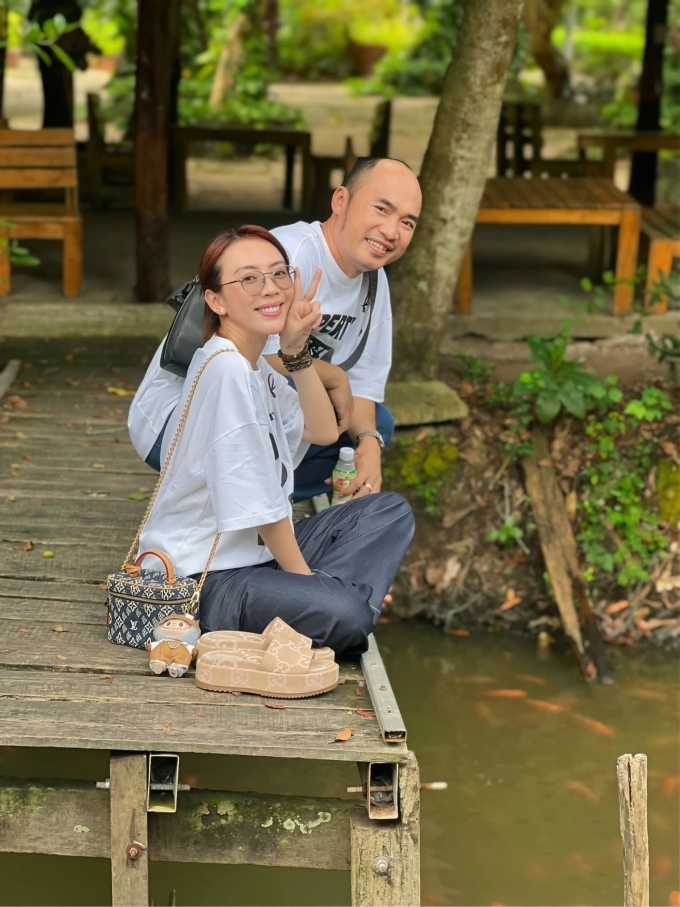 Vợ chồng Thu Trang - Tiến Luật tận hưởng ngày nghỉ cuối tuần tại ngoại ô. (Nguồn: FBNV)