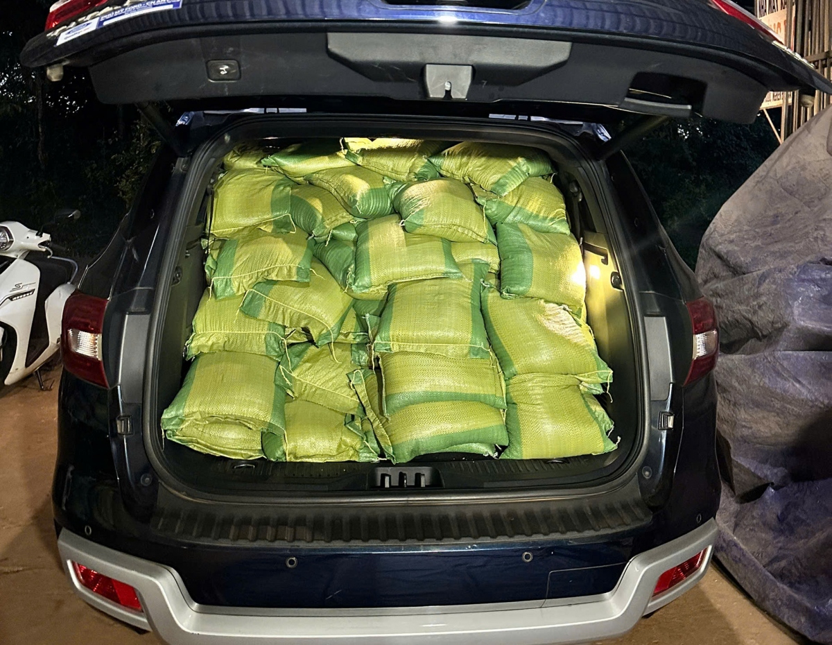 Toàn bộ số gạo được đóng thành từng bao nhỏ 5kg để dễ vận