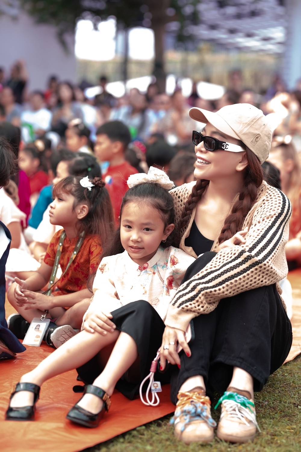 Trước thềm trung thu, người mẫu Trà Ngọc Hằng dành một buổi đến trường tiểu học xem bé Sophia biểu diễn văn nghệ, lưu giữ kỷ niệm với con gái cưng.