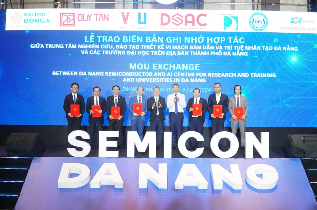 Trao biên bản ghi nhớ hợp tác giữa các bên đào tạo nguồn nhân lực vi mạch bán dẫn