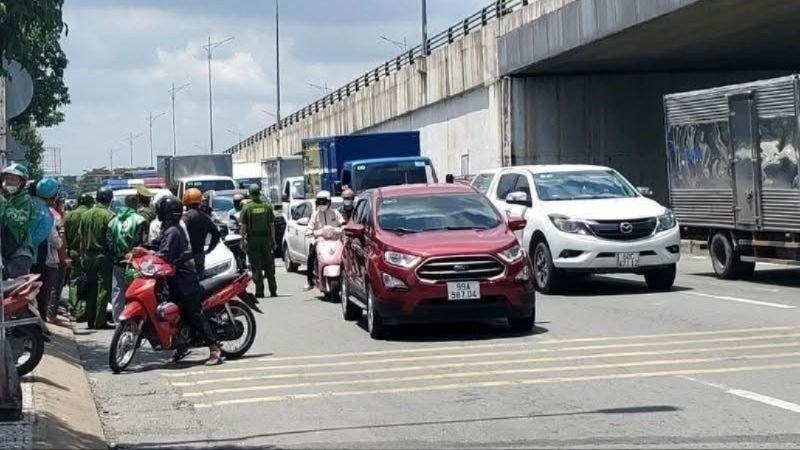 Lực lượng chức năng xử lý vụ việc (Ảnh: CTV)