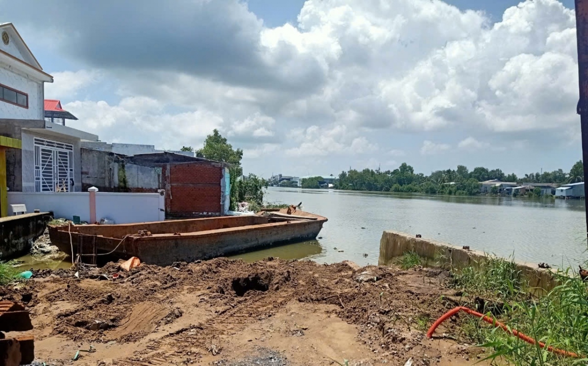 Trong mùa mưa bão hiện nay, đã phát sinh diễn biến sạt lở đặc biệt nguy hiểm đối với bờ Nam tuyến kênh xáng Bạc Liêu - Cà Mau (đoạn từ cầu Giá Rai đến cầu Trần Văn Sớm), thuộc địa bàn khóm 4 và khóm 5, phường 1, thị xã Giá Rai, tỉnh Bạc Liêu