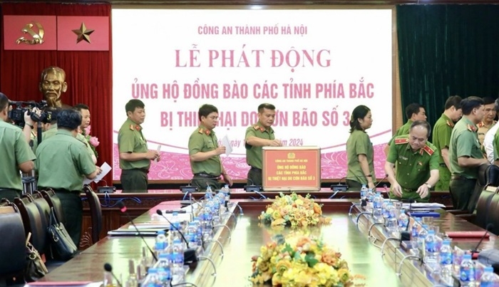 Cán bộ, chiến sĩ Công an Thành phố ủng hộ đồng bào các tỉnh phía Bắc bị thiệt hại do mưa lũ