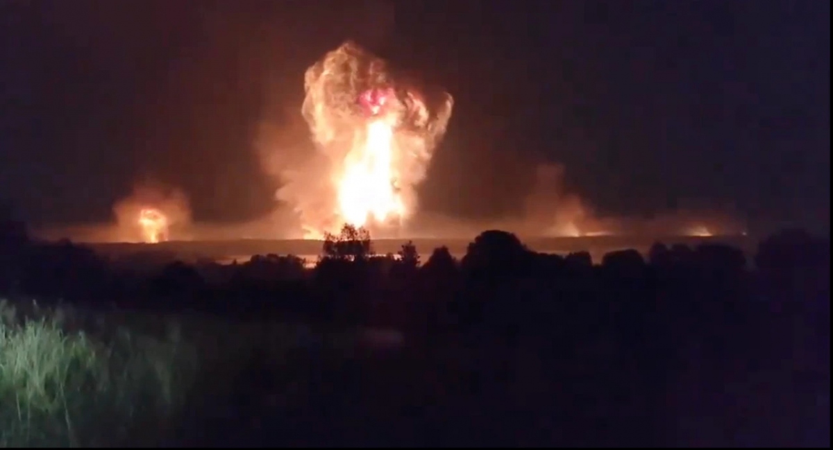 Ảnh cắt từ video cho thấy cuộc tấn công bằng UAV vào kho đạn dược ở Toropets. Ảnh: CNN