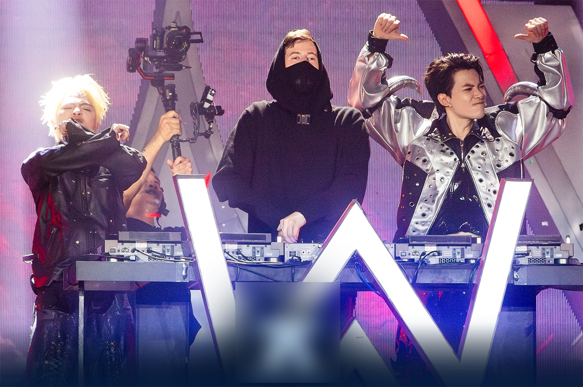 DJ Alan Walker cùng 16 thí sinh chiêu đãi khán giả bằng liên khúc "The spectre", "Who I am", "Alone, Fire".
