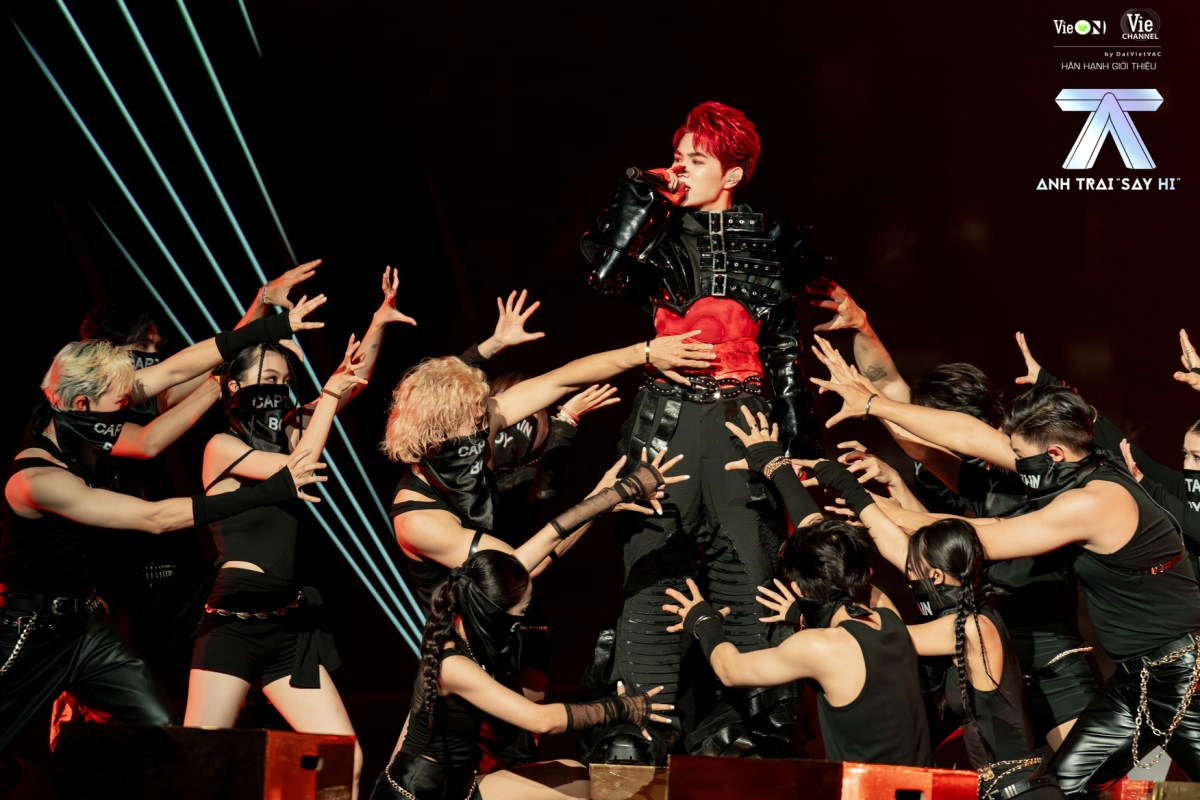 Captain trình diễn ca khúc "Kim tự tháp"