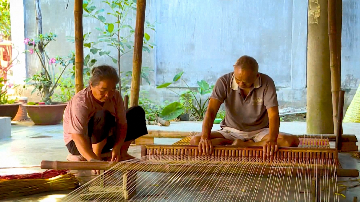 Vợ chồng bà Diệp Thị Som - một trong những hộ có nhiều thế hệ làm nghề dệt chiếu