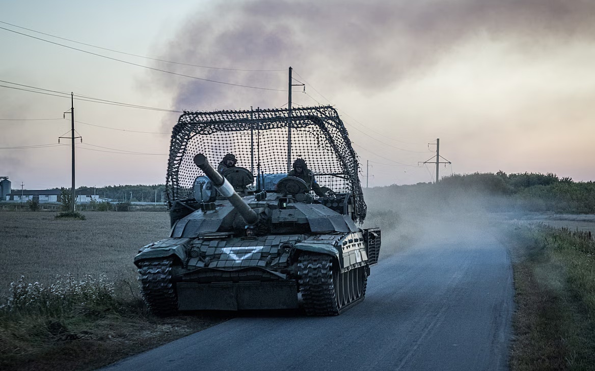 Xe tăng Ukraine lăn bánh trên tỉnh Kursk của Nga. Ảnh: Washington Post.