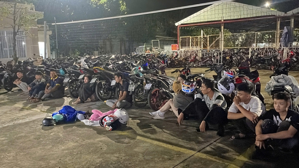 Nhóm thanh niên liên tỉnh cùng phương tiện tại cơ quan công an 