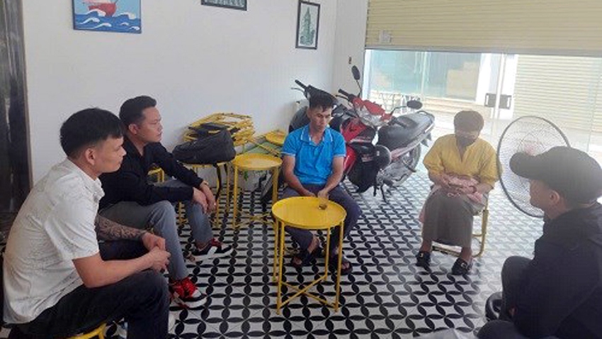 Người lao động đến trụ sở Công ty CP Giáo dục Quốc tế T&amp;T đòi tiền ngày 16/9/2024 -
Ảnh: Báo Lao động