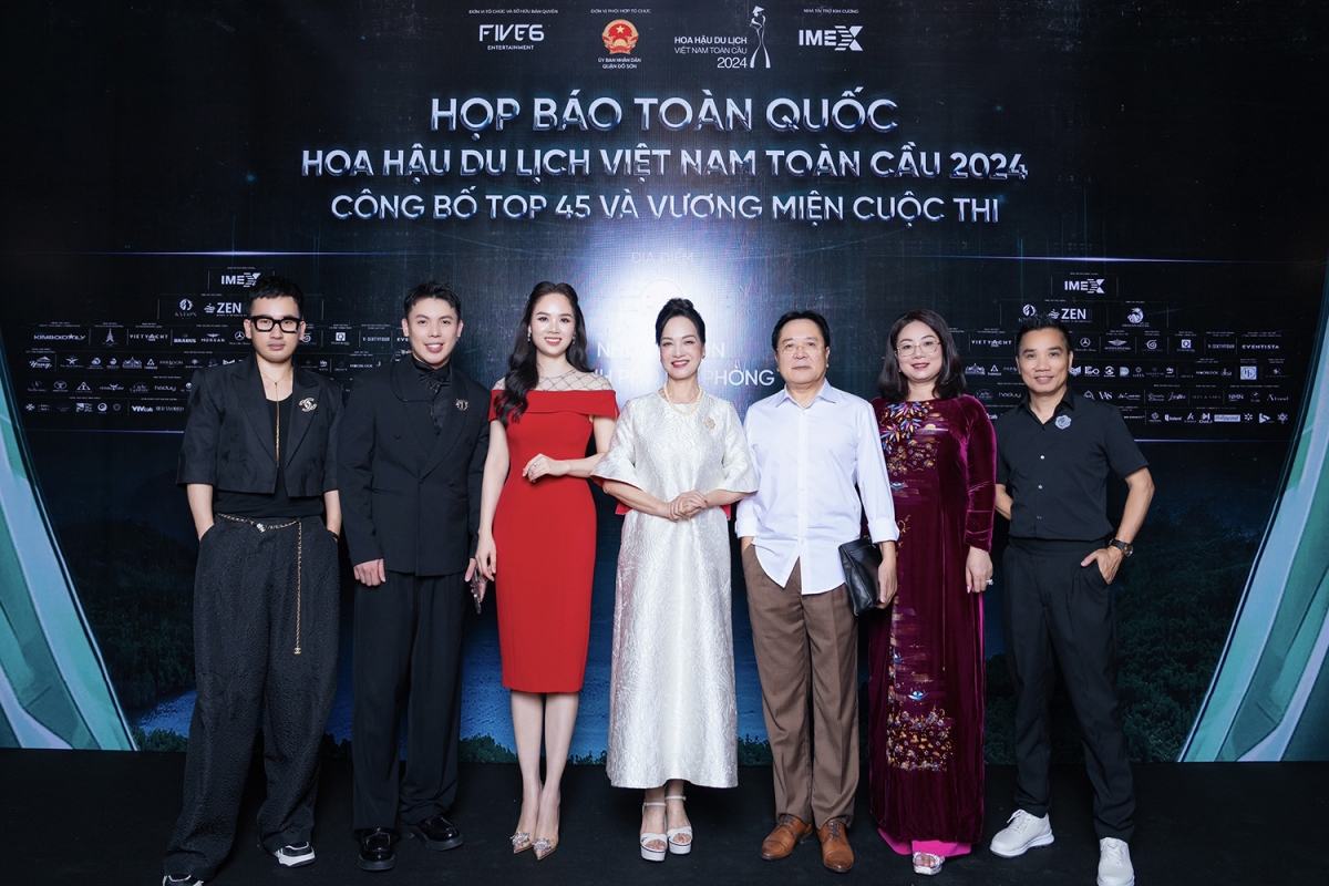Trưởng ban giám khảo cuộc thi là Nghệ sĩ nhân dân Lê Khanh.