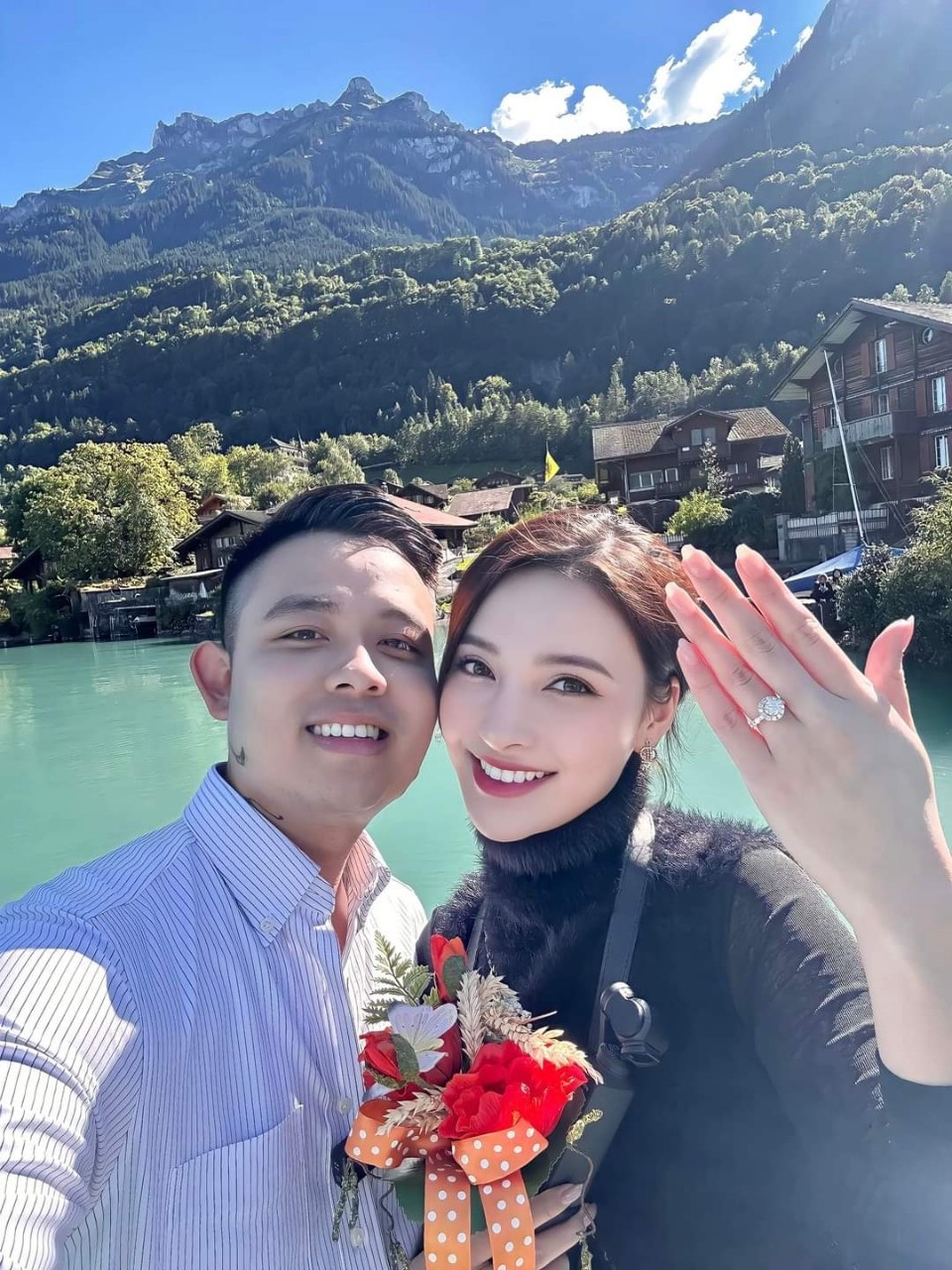 Diễn viên Bích Thủy của "Những nẻo đường gần xa" khoe nhẫn đính hôn.