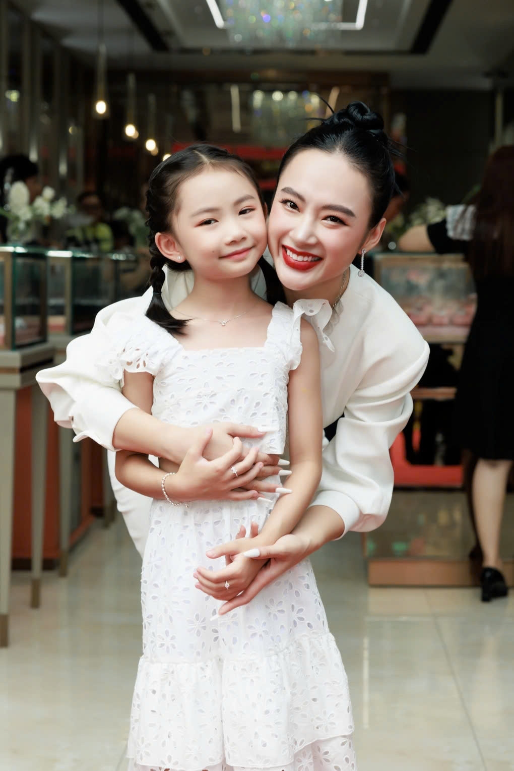 Diễn viên Angela Phương Trinh vừa lên tiếng bác bỏ thông tin có con. Cụ thể, cô bị một số tài khoản cá nhân, fanpage phao tin có con bằng cách chỉnh sửa ảnh chụp với con nuôi - bé Tép.