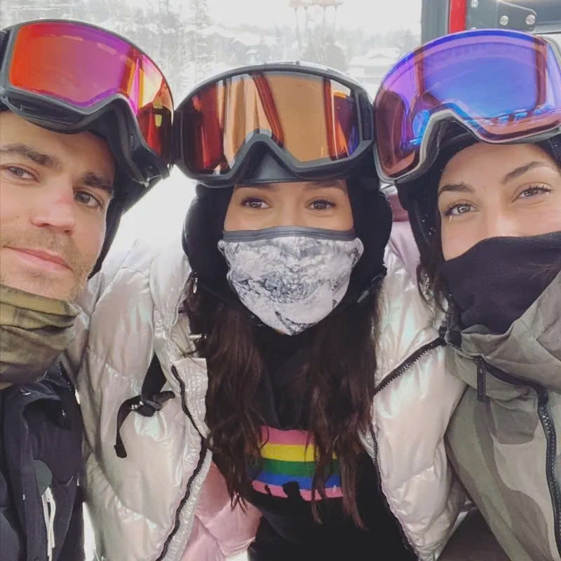 Paul Wesley, Nina Dobrev và Ines de Ramon tạo dáng cùng nhau khi đang trượt tuyết vào năm 2021.
