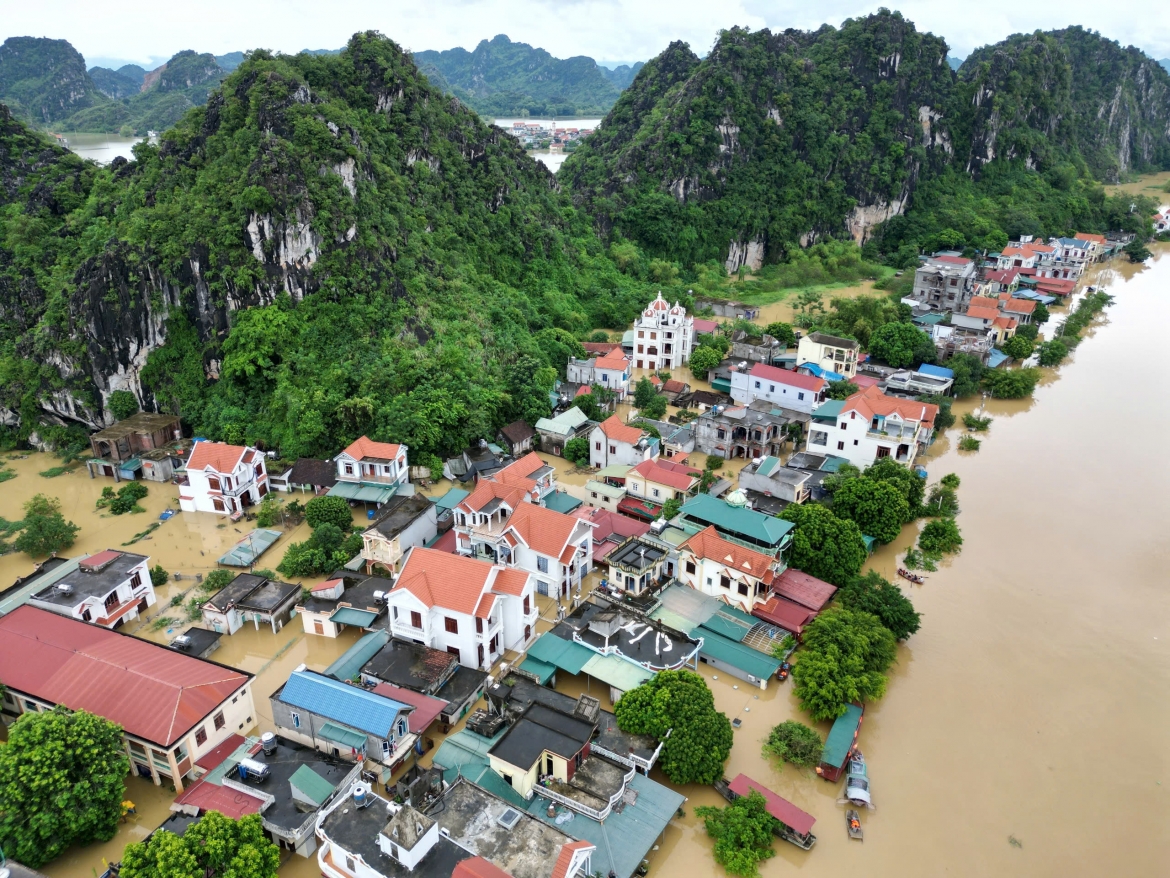  Theo Đài Khí tượng thủy văn tỉnh Ninh Bình, mực nước trên sông Hoàng Long và sông Đáy tại Ninh Bình đã vượt báo động 3. Đơn vị này đã nâng cấp độ rủi ro thiên tai do lũ lên cấp 3, kèm theo cảnh báo nguy cơ ngập lụt trên diện rộng ở khu vực ven sông, vùng trũng thấp khi nước các sông lên cao kết hợp với mưa lớn.