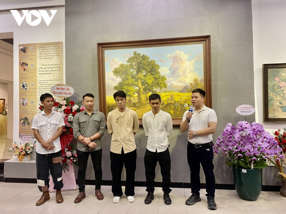 5 họa sĩ (từ trái qua): Bùi Huân, Đắc Tưởng, Hoàng Quốc Tuấn, Lâm Tráng và Trần Nguyên tại buổi khai mạc triển lãm "Chạm vào ký ức"
