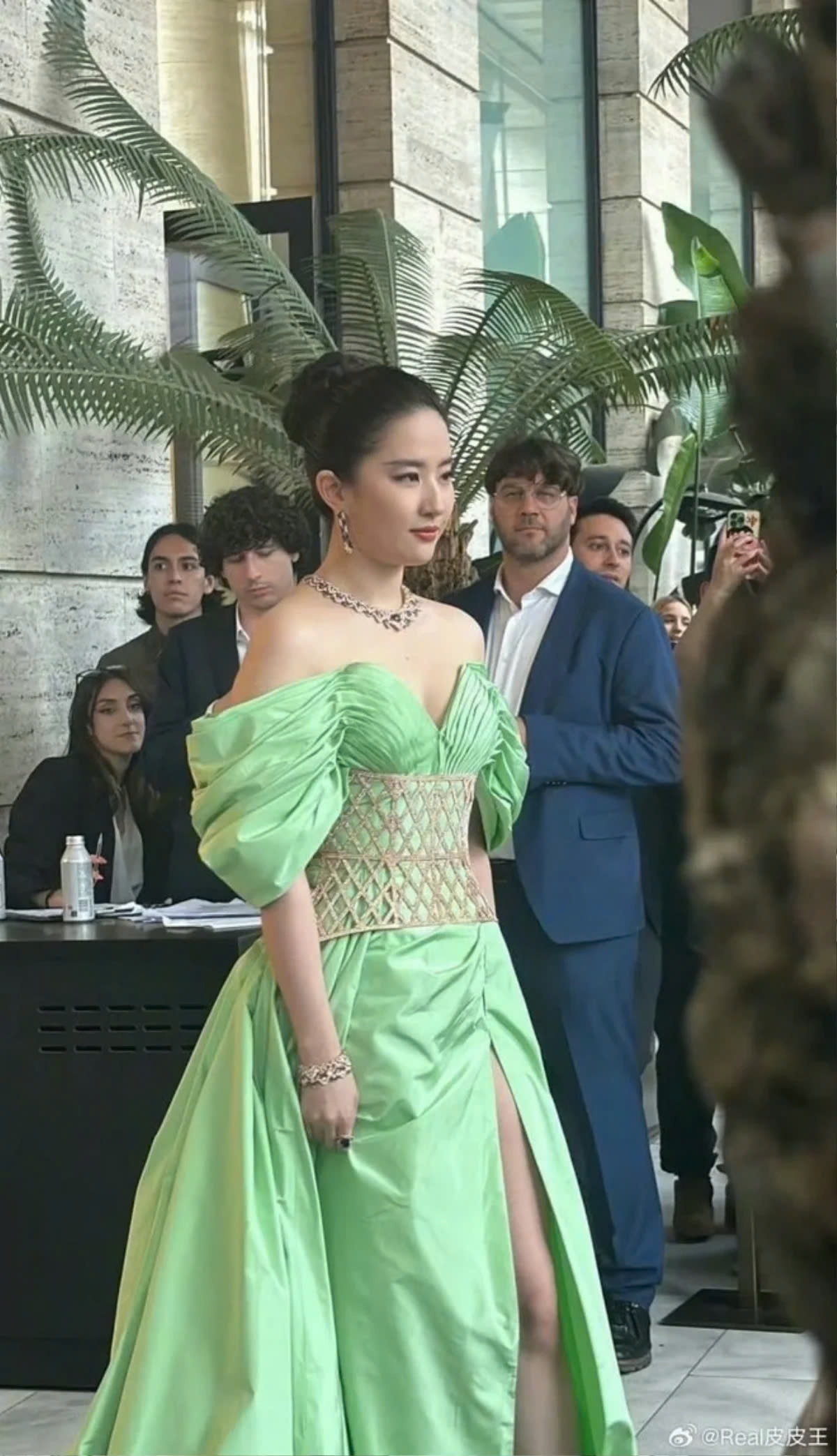 Có thể Lưu Diệc Phi không có thể hình đẹp nhất, nhưng cô đi đến đâu cũng có ánh hào quang bao phủ – điều mà rất nhiều người được cho là đẹp hơn không thể đạt được.