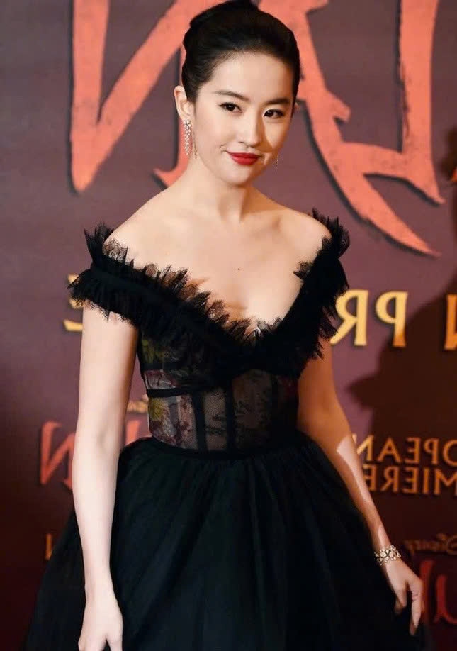 Nàng Hoàng Diệc Mai của "Câu chuyện Hoa Hồng" hẳn phải rất đam mê những bộ váy hở vai, nên nhất định chỉ mặc các thiết kế này để dự sự kiện hay lễ trao giải. Cho dù cô đã nhiều lần bị cho là chọn sai trang phục thì Lưu Diệc Phi vẫn tự tin mặc những gì cô thích.