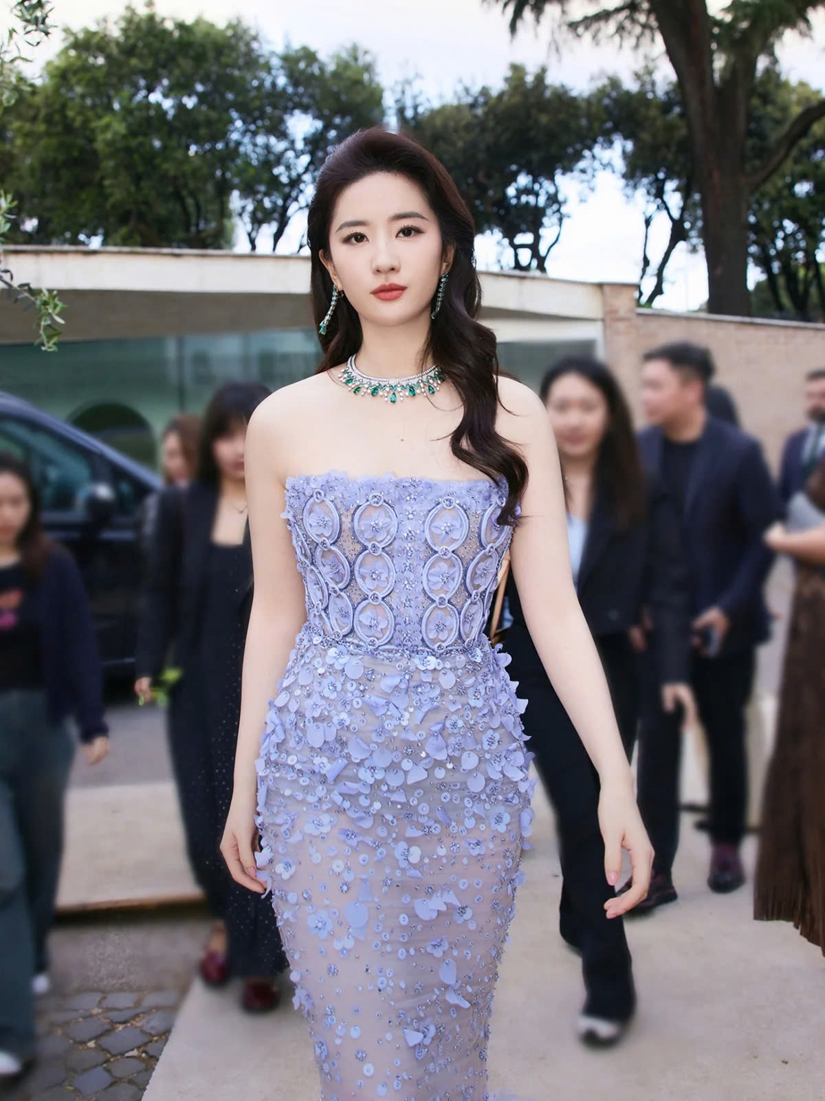 Lưu Diệc Phi là một trong những sao xứ Trung hiếm hoi không theo đuổi hình tượng "mình hạt xương mai". Khí chất của nữ diễn viên Câu Chuyện Hoa Hồng là điều khó có thể thay thế, dù thế nào Lưu Diệc Phi vẫn có được tư thế riêng biệt. 