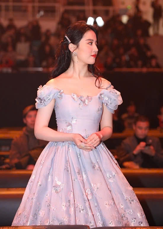 Không chỉ bỏ ngoài tai những lời chê trách rằng sao không tìm cách che bờ vai chưa đẹp, nữ diễn viên thoải mái với thân hình có da có thịt của mình, vẫn vui vẻ khi đứng cạnh những đồng nghiệp nhỏ nhắn hơn khá nhiều.