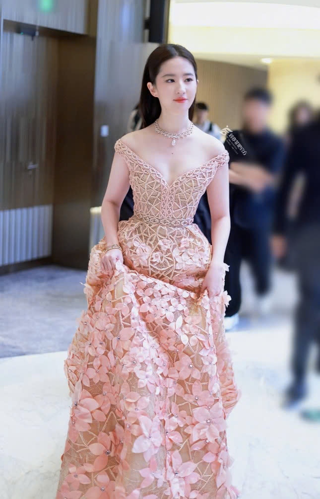 Trong lễ trao giải Bạch Ngọc Lan mới diễn ra, Lưu Diệc Phi xuất hiện lộng lẫy trong bộ váy đính kết hàng trăm bông hoa đầy cầu kỳ. Nhan sắc của thần tiên tỷ tỷ cũng không làm khán giả thất vọng, nhưng netizen vẫn cho rằng giá như Lưu Diệc Phi chọn một thiết kế khác thì tuyệt hơn nhiều.