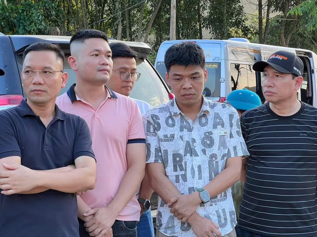 NSƯT Quang Thắng, Trung Ruồi, Cường Cá đến Lào Cai thăm hỏi và ủng hộ đồng bào chịu ảnh hưởng bão lũ.