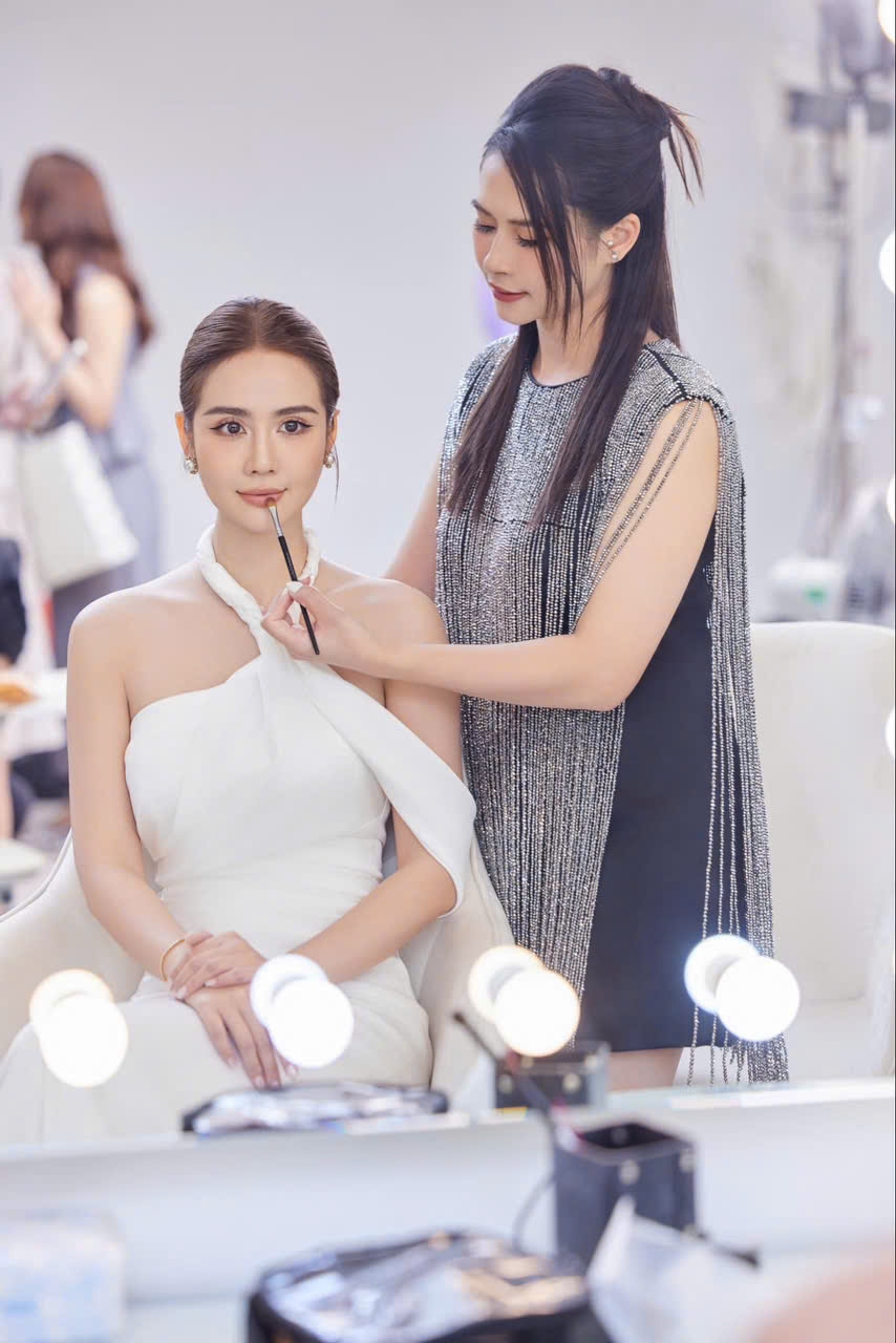 Huyền Lizzie tin tưởng vào tay nghề của nữ chuyên gia trang điểm