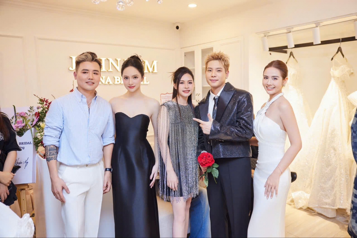 Chuyên gia trang điểm Mi Nguyễn chụp ảnh cùng dàn sao Việt và thầy John Kim (ngoài cùng bên trái).