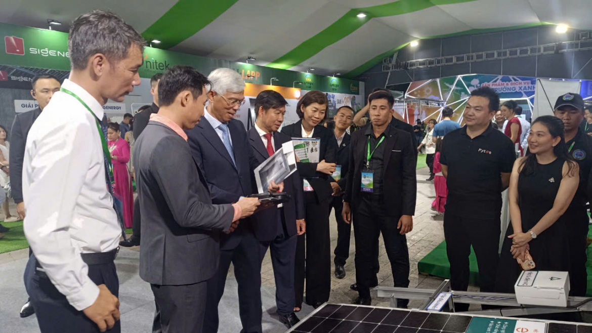 Phó Chủ tịch Võ Văn Hoan làm việc cùng lãnh đạo Công ty Alena Energy về những sản phẩm mới, giải pháp công nghệ xanh toàn diện đáp ứng nhu cầu thị trường ESG (Ảnh: Hoàng Minh)