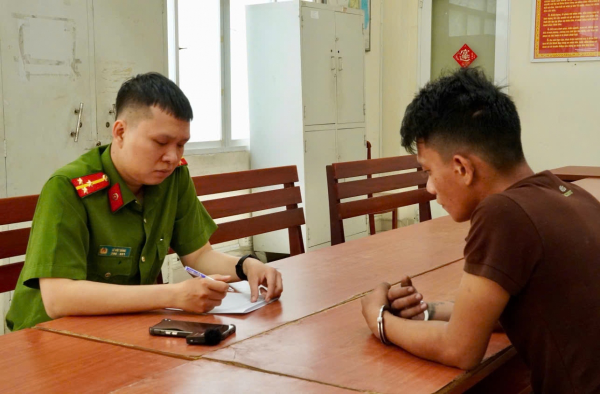 Công an Quận 7 tạm giữ đối tượng Hồ Ngọc Lợi để điều tra về hành vi “Cướp giật tài sản” (Ảnh: CACC)