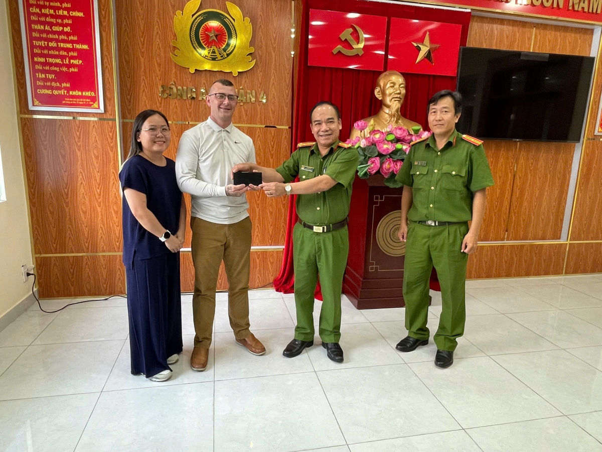 Ông Goins Kenneth Roger (quốc tịch Mỹ) bất ngờ và vui mừng khi nhận lại được tài sản chỉ trong một thời gian ngắn (Ảnh: CACC)