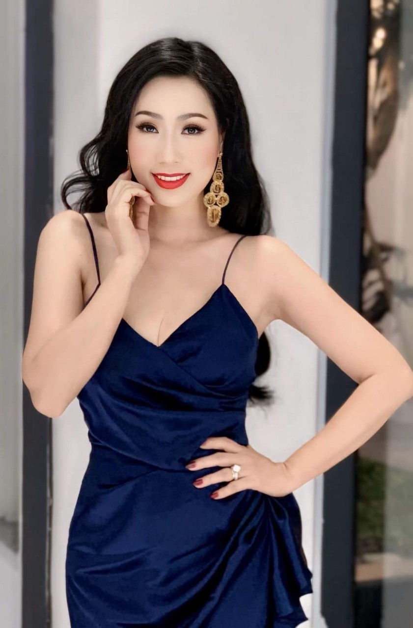 NSND Trịnh Kim Chi trẻ trung ở tuổi 53. Cô được khen là nghệ sĩ may mắn khi đạt thành tựu trong nghệ thuật và có cuộc sống viên mãn bên chồng đại gia.