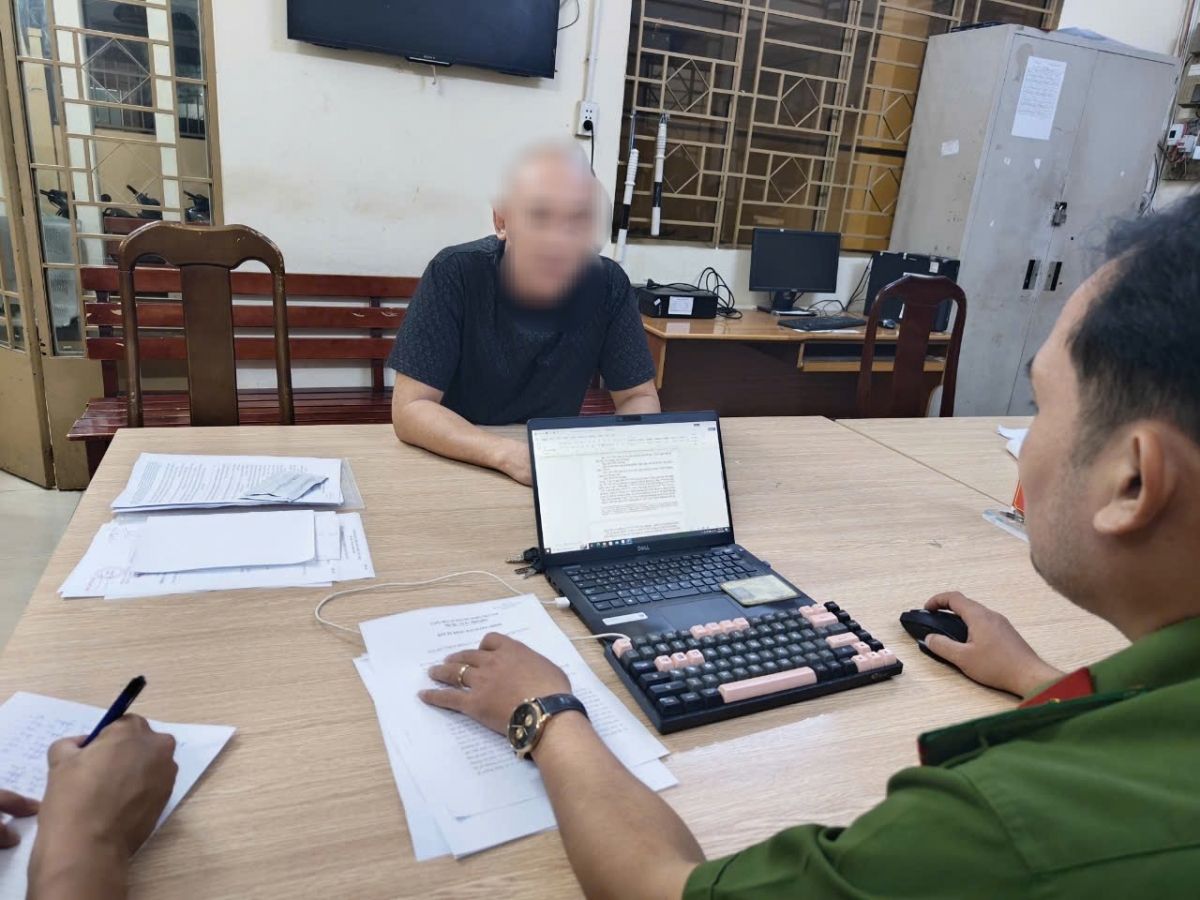 Công an làm việc với đối tượng N.A.T (Ảnh: CACC)