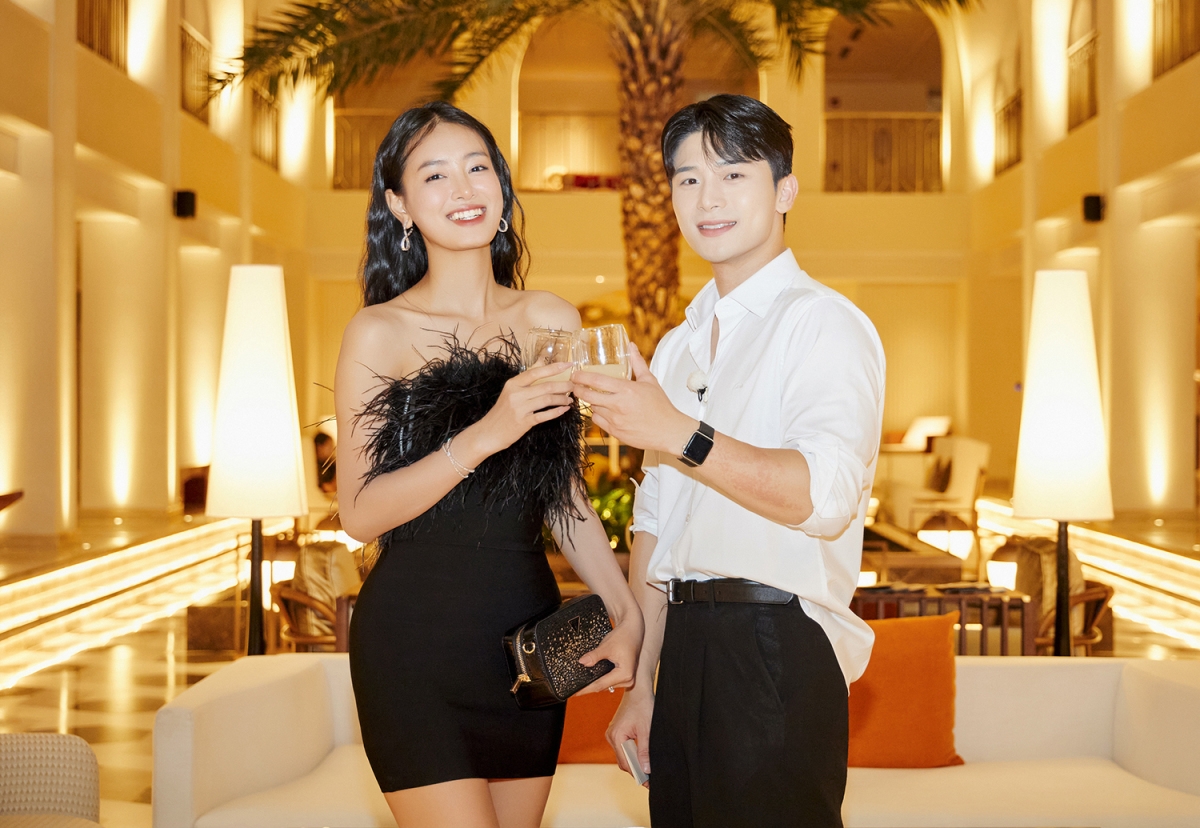 Sau thời gian đồng hành trong một show thực tế, á hậu Bùi Khánh Linh và MC điển trai người Hàn Quốc Minuk cảm mến nhau, chính thức hẹn hò.
