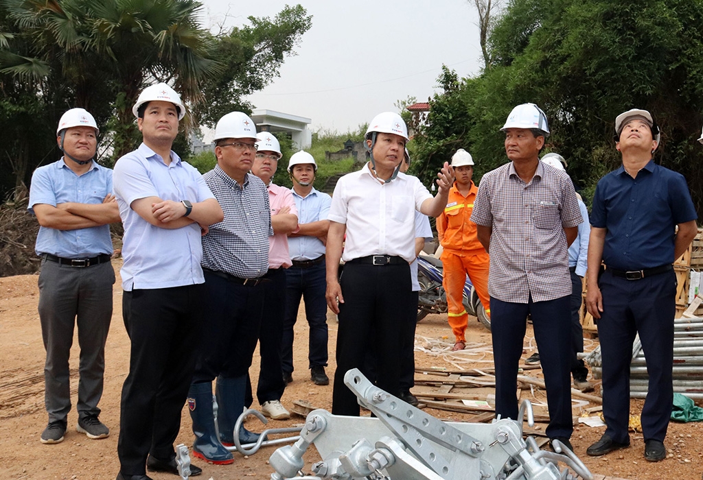 Phó Chủ tịch Hồ Sỹ Hùng cùng đoàn công tác Ủy ban kiểm tra tiến độ thi công Dự án đường dây 500kV Quảng Trạch – Quỳnh Lưu vào ngày 22/5/2024