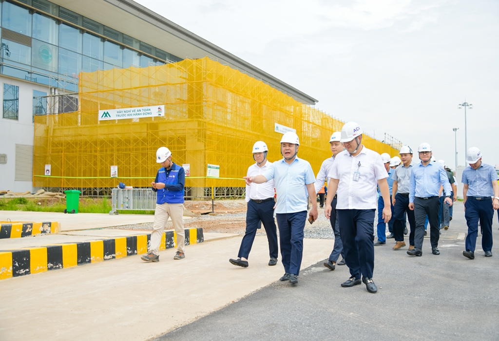Phó Chủ tịch Nguyễn Ngọc Cảnh cùng đoàn công tác của Ủy ban thị sát công trường, kiểm tra tiến độ triển khai thực hiện Dự án mở rộng nhà ga hành khách T2 Cảng hàng không quốc tế Nội Bài vào ngày 13/9/2024